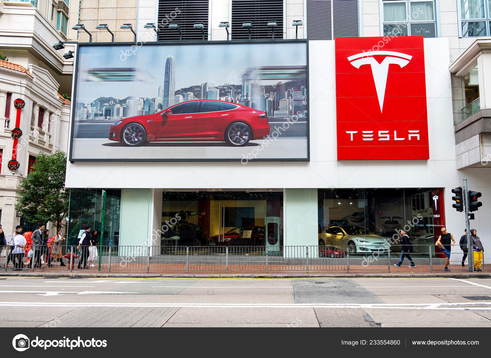 中国香港2018年12月18日美国电动车特斯拉汽车香港官方商店展厅—— 库存社论照片© danielshot #233554860