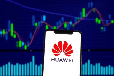 Hong Kong, Çin - 28 Aralık 2018: Huawei logo üzerinde hisse senedi grafiği bir android cep telefonu gördün mü 