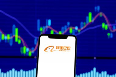 Hong Kong, Çin - 28 Aralık 2018: Alibaba logo üzerinde hisse senedi grafiği bir smartphone gördün mü