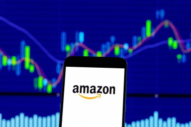 Hong Kong, Çin - 28 Aralık 2018: amazon logo üzerinde hisse senedi grafiği bir smartphone gördün mü