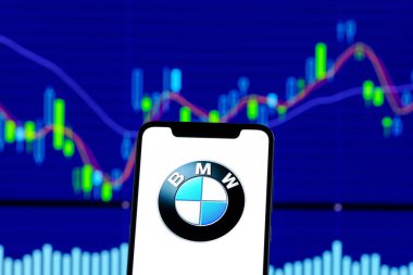 Hong Kong, Çin - 28 Aralık 2018: Bmw logo üzerinde hisse senedi grafiği bir smartphone gördün mü