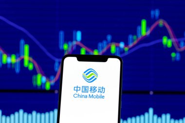 Hong Kong, Çin - 28 Aralık 2018: China Mobile logosu üzerinde hisse senedi grafiği bir smartphone gördün mü
