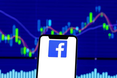 Hong Kong, Çin - 28 Aralık 2018: Facebook logo üzerinde hisse senedi grafiği bir smartphone gördün mü