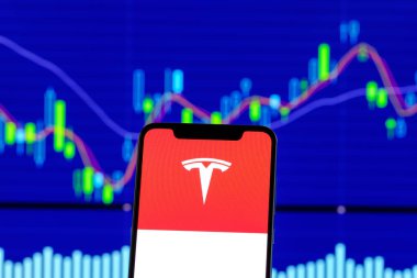 Hong Kong, Çin - 28 Aralık 2018: Tesla Motors logo üzerinde hisse senedi grafiği bir smartphone gördün mü