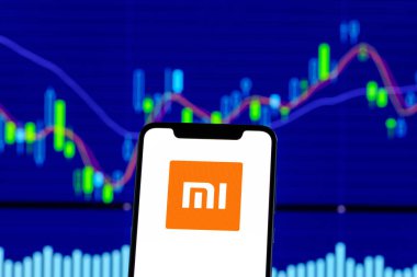 Hong Kong, Çin - 28 Aralık 2018: Xiaomi logo üzerinde hisse senedi grafiği bir android cep telefonu gördün mü