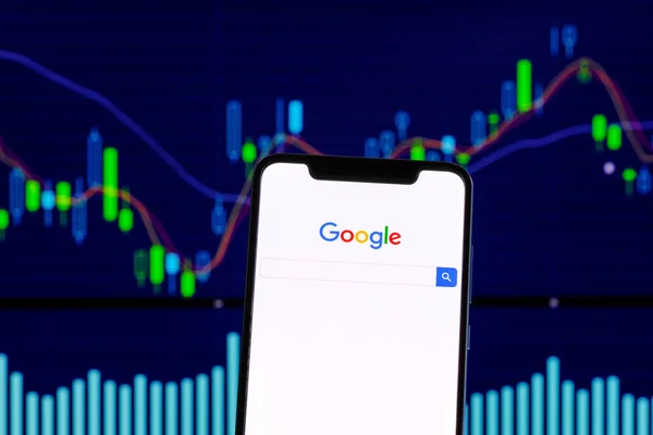 2018 株価チャート スマート フォンの Google のロゴが見える — ストック写真
