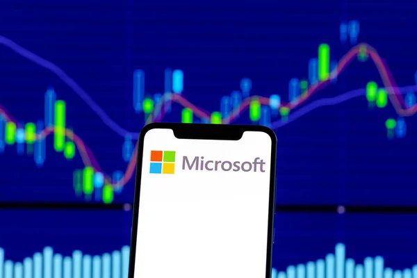Hong Kong, Çin - 28 Aralık 2018: Microsoft logo üzerinde hisse senedi grafiği bir smartphone gördün mü