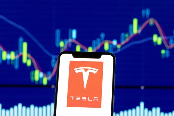 Hong Kong, Çin - 28 Aralık 2018: Tesla Motors logo üzerinde hisse senedi grafiği bir smartphone gördün mü
