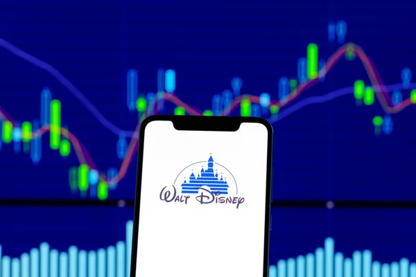 Hong Kong, Çin - 28 Aralık 2018: Walt Disney logo üzerinde hisse senedi grafiği bir smartphone gördün mü