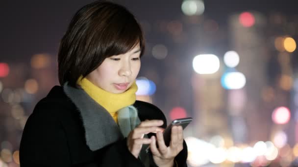 Mujer Uso Teléfono Inteligente Noche Hong Kong — Vídeos de Stock