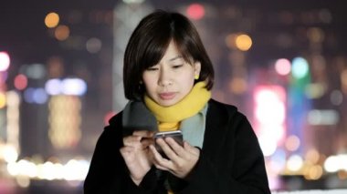 Hong Kong gece akıllı telefon kullanımı kadın