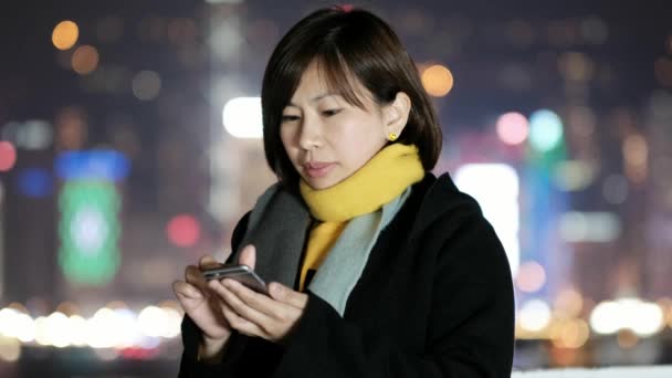 Vrouw Gebruik Van Smartphone Nachts Hong Kong — Stockvideo