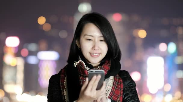 Vrouw Gebruik Van Smartphone Nachts Hong Kong — Stockvideo