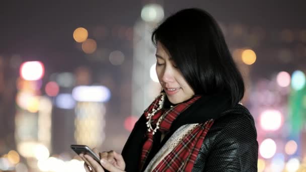 Frau Benutzt Smartphone Der Nacht Hongkong — Stockvideo