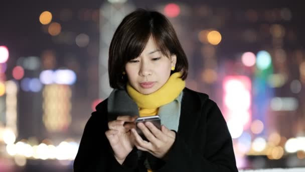 Mulher Uso Telefone Inteligente Noite Hong Kong — Vídeo de Stock