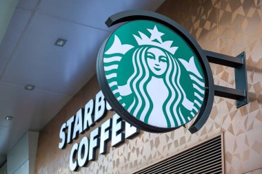 Hong Kong, Çin - 18 Aralık 2018: Starbucks kafede Hong kong dışında işareti. Starbucks bir Amerikan kahve şirketine ve dünyanın en büyük kahvehane şirketi kuruluşudur.
