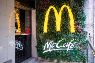 Hong Kong, 17 Aralık 2018: Mcdonalds fast food ve Mccafe Hong Kong. Bir Amerikan hamburger ve fast food restoran zinciri McDonald's olduğunu.