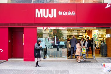 Hong Kong, Çin - 18 Aralık 2018: Hong Kong, Muji bir Japon perakende mağaza olduğunu. Orada çok çeşitli Hanehalkı ve tüketim malları satıyor.