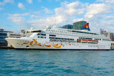 Hong Kong, Çin - 18 Aralık 2018: Star Cruises Victoria Limanı, Hong Kong demirledi balık.
