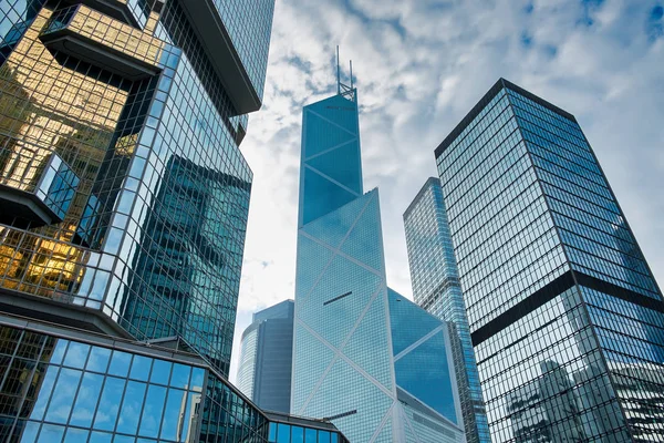 Хмари Відображені Вікнах Сучасних Офісних Будівель — стокове фото