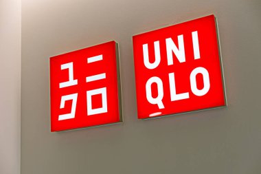 Hong Kong, Çin - 24 Aralık 2018: Uniqlo mağaza girişi. Uniqlo başarılı küresel Japon hızlı moda perakende markasıdır. 