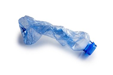 Beyaz arkaplandaki plastik şişeyi kapat
