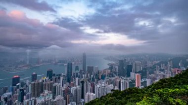 Hong Kong cityscape manzarası alacakaranlıkta görünümünden Victoria Peak - timelapse