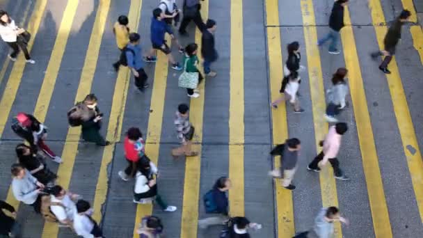 横断歩道に群がる Crowdy 人眺め流れピーク時間に通りを渡ってカオルーン 2019 — ストック動画