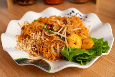 Tayland kızarmış noodle ile de karides soslu 