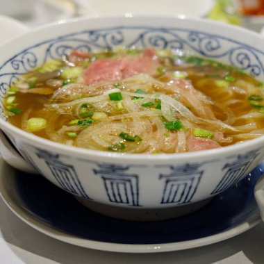 Dilimlenmiş ham sığır eti Dana eti ile pirinç makarna