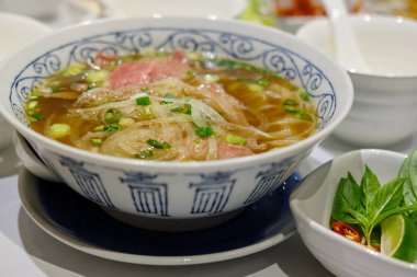 Dilimlenmiş ham sığır eti Dana eti ile pirinç makarna