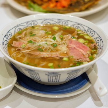 Dilimlenmiş ham sığır eti Dana eti ile pirinç makarna