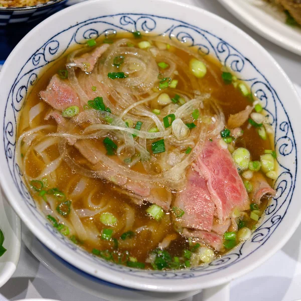 Pâtes de riz au boeuf cru tranché en veau — Photo