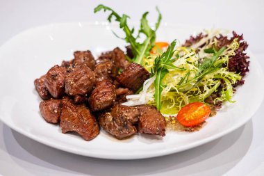 Kızarmış biftek tenderlion küpleri karabiber ile Sote