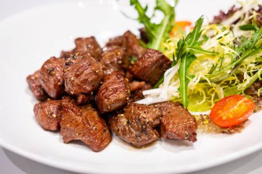 Kızarmış biftek tenderlion küpleri karabiber ile Sote
