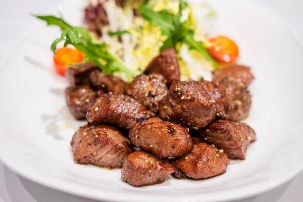 Kızarmış biftek tenderlion küpleri karabiber ile Sote
