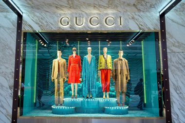 Gucci marka logosu ve pencere ekran Tsim Sha Tsui Hong Kong görüldü 