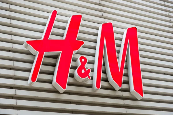 Logotipo de la marca H & M visto en Tsim Sha Tsui Hong Kong — Foto de Stock