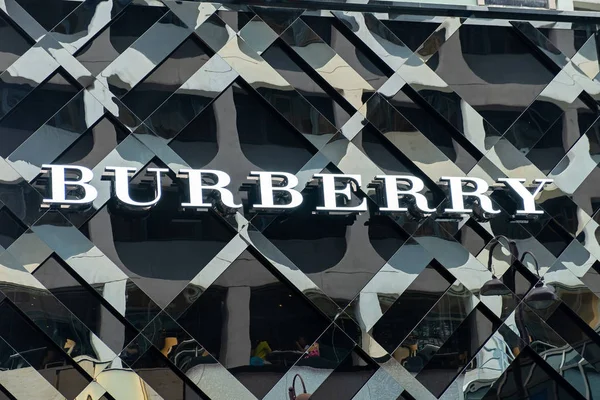 Logotipo de la marca Burberry visto en Tsim Sha Tsui Hong Kong — Foto de Stock