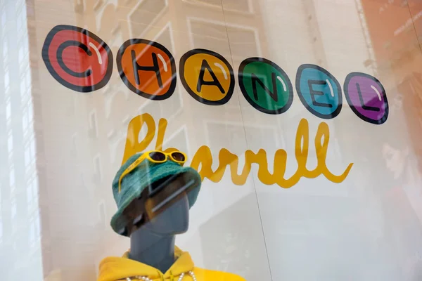 Chanel brand logo and window display seen in Tsim Sha Tsui Hong — Stock Photo, Image