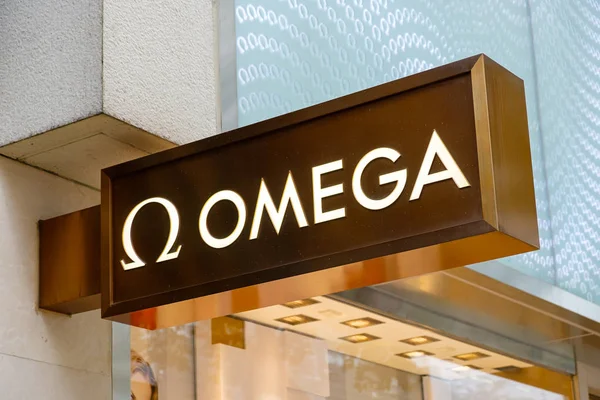 Logotipo de marca Omega visto en Tsim Sha Tsui Hong Kong — Foto de Stock