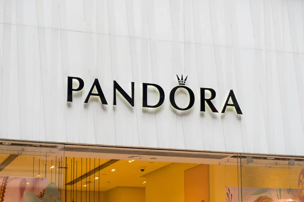 Logotipo de la marca Pandora visto en Tsim Sha Tsui Hong Kong — Foto de Stock