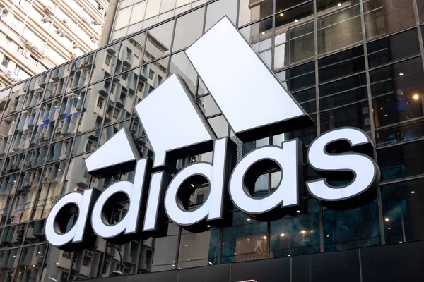 Logo de la marca Adidas visto en Tsim Sha Tsui Hong Kong — Foto de Stock