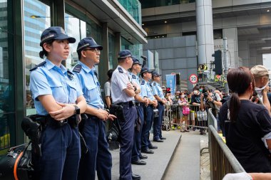 Wanchai, Hong Kong - 21 Haziran 2019: Wanchai Hong Kong Polis Merkezi'nde protesto. Protestocular 15 Haziran 2019'da protestocunun öldüğünü hatırlıyor.