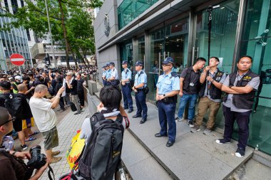 Wanchai, Hong Kong - 21 Haziran 2019: Wanchai Hong Kong Polis Merkezi'nde protesto. Protestocular 15 Haziran 2019'da protestocunun öldüğünü hatırlıyor.