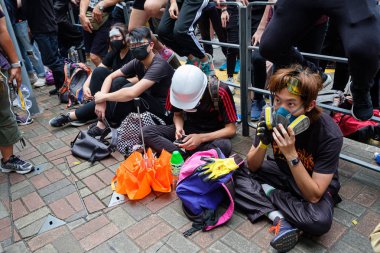 Wanchai, Hong Kong - 21 Haziran 2019: Wanchai Hong Kong Polis Merkezi'nde protesto. Protestocular 15 Haziran 2019'da protestocunun öldüğünü hatırlıyor.