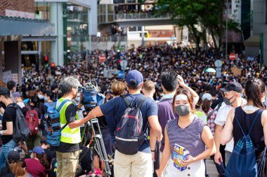Wanchai, Hong Kong - 21 Haziran 2019: Wanchai Hong Kong Polis Merkezi'nde protesto. Protestocular 15 Haziran 2019'da protestocunun öldüğünü hatırlıyor.