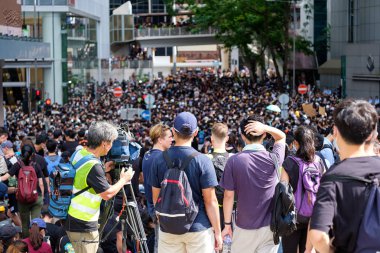 Wanchai, Hong Kong - 21 Haziran 2019: Wanchai Hong Kong Polis Merkezi'nde protesto. Protestocular 15 Haziran 2019'da protestocunun öldüğünü hatırlıyor.