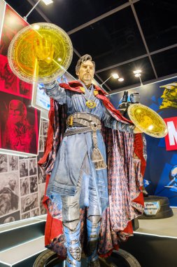 Hong Kong - 30 Temmuz 2019: Avengers 4 mvoie Doctor Strange karakter modeli, Hong Kong'daki 21.Acghk2019 Ani-Com & Games etkinliğinde 1:1 yaşam boyu heykele sahip.
