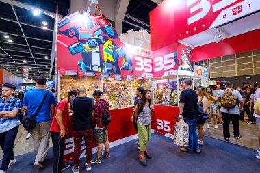 Hong Kong - 30 Temmuz 2019: Hong Kong'daki Ani-Com & Games etkinliği sırasında Transformers standında görülen ziyaretçiler ve müşteriler.
